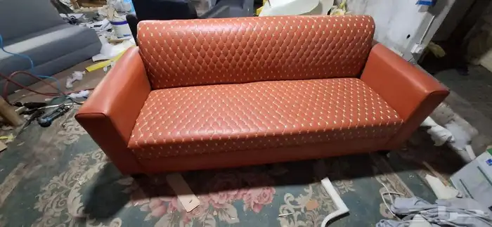 اثاث المكاتب طاولة مدرسة و طاولة اجتماعات و في كنب جلد 29