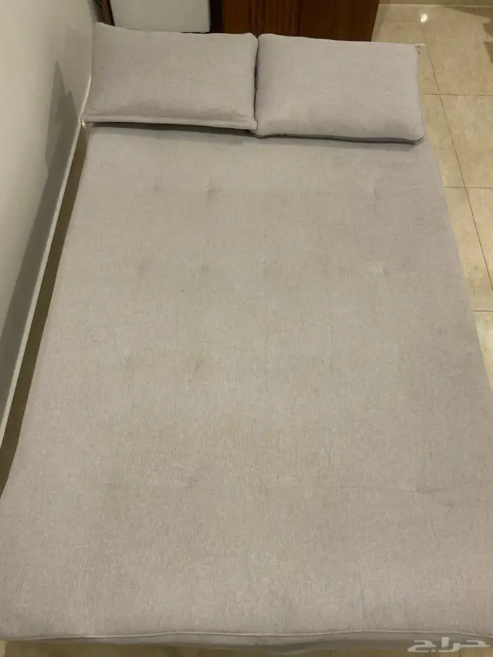 كنبه تقدر تحولها إلى السرير مع مخدتين الطول 195 و العرض 115 0