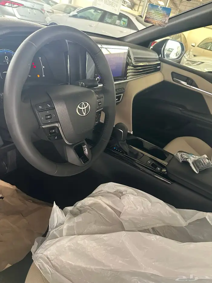 كامري اسود بنزين LE موديل 2025 4