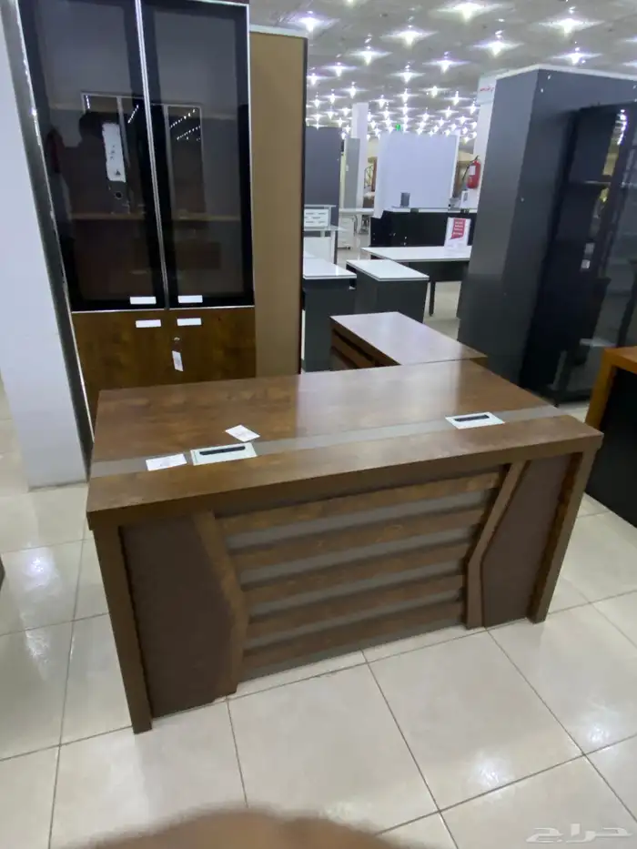 اثاث المكاتب طاولة مدرسة و طاولة اجتماعات و في كنب جلد 20