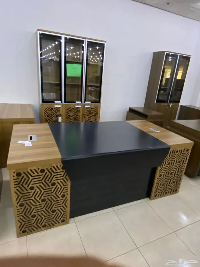اثاث المكاتب طاولة مدرسة و طاولة اجتماعات و في كنب جلد 17