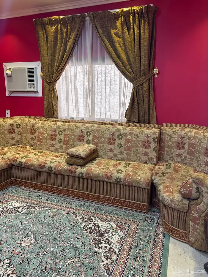 كنب متىاصل وستاير 2 ولوحات جداريه 2 و زوليه دولاب مصالي من 4