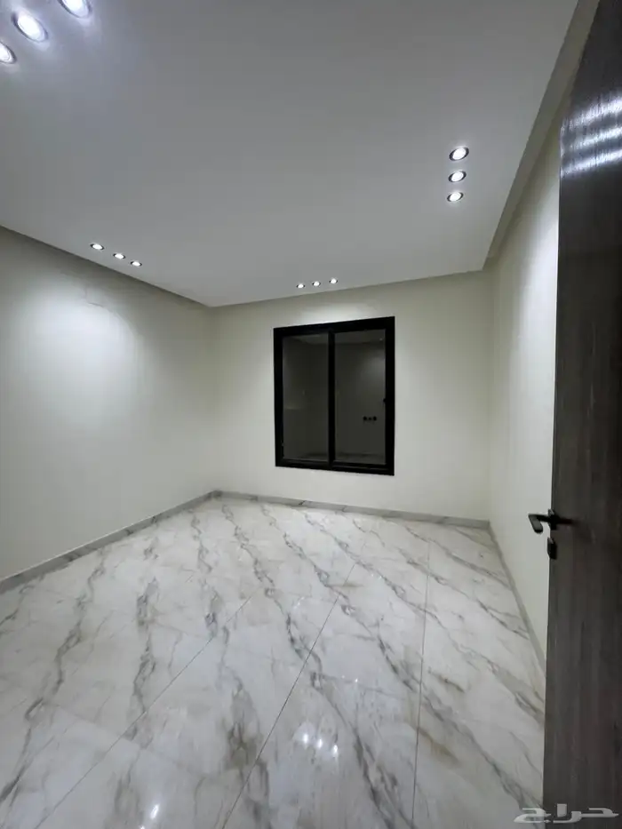 دور علوي مع مدخل سياره للبيع بالعزيزيه شغل نظيف 4 غرف 9