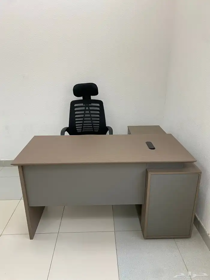 اثاث المكاتب طاولة مدرسة و طاولة اجتماعات و في كنب جلد 22