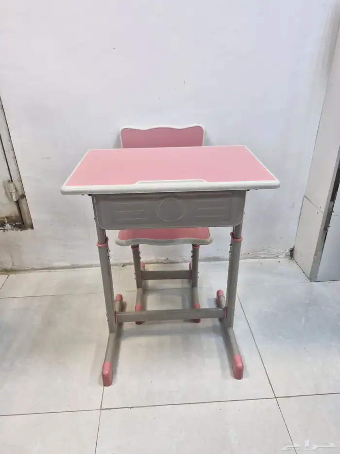 اثاث المكاتب طاولة مدرسة و طاولة اجتماعات و في كنب جلد 6
