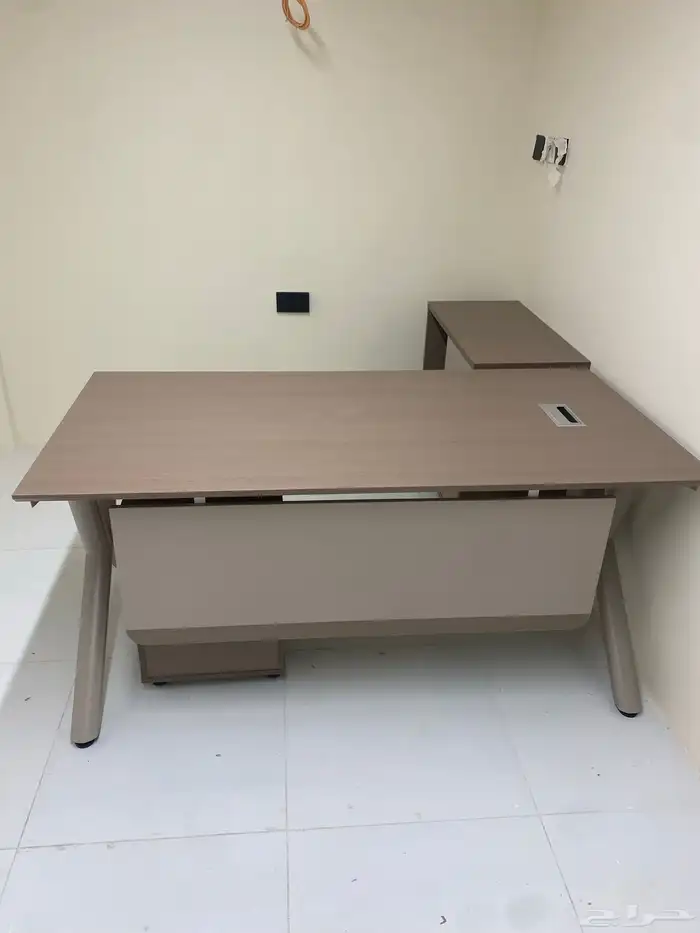 اثاث المكاتب طاولة مدرسة و طاولة اجتماعات و في كنب جلد 23