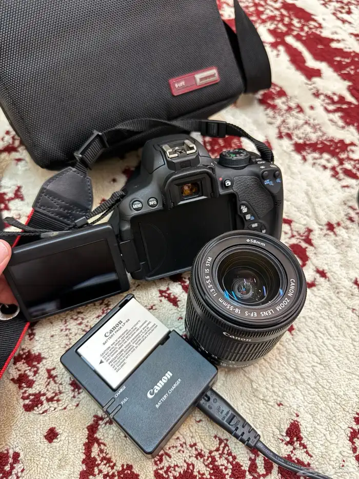 كاميرا كانون احترافيه 700D للبيع 0