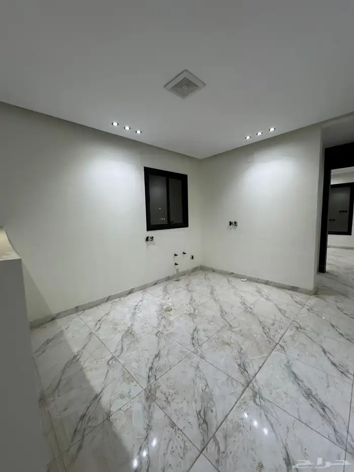 دور علوي مع مدخل سياره للبيع بالعزيزيه شغل نظيف 4 غرف 3