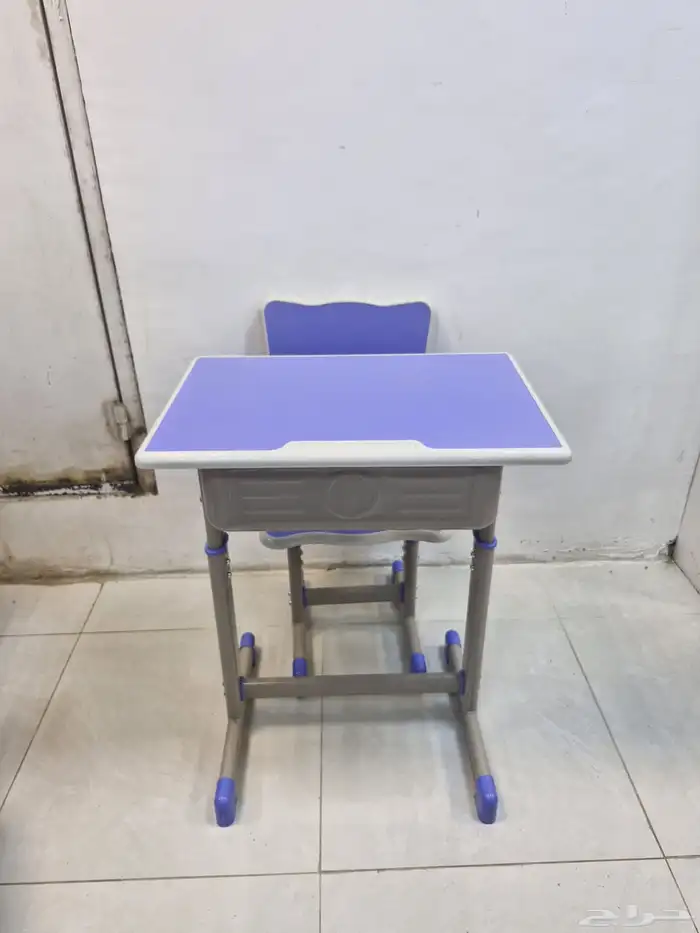 اثاث المكاتب طاولة مدرسة و طاولة اجتماعات و في كنب جلد 0