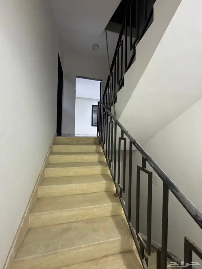دور علوي مع مدخل سياره للبيع بالعزيزيه شغل نظيف 4 غرف 4