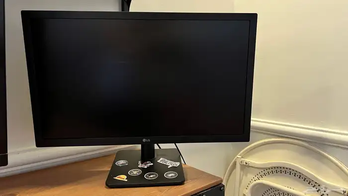 pc مع ثلاث شاشات 3
