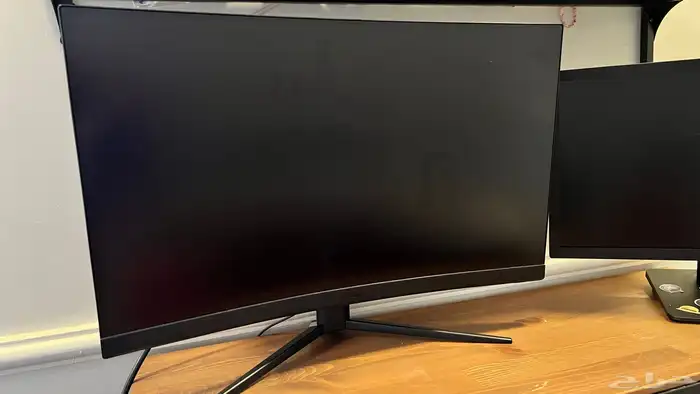 pc مع ثلاث شاشات 2