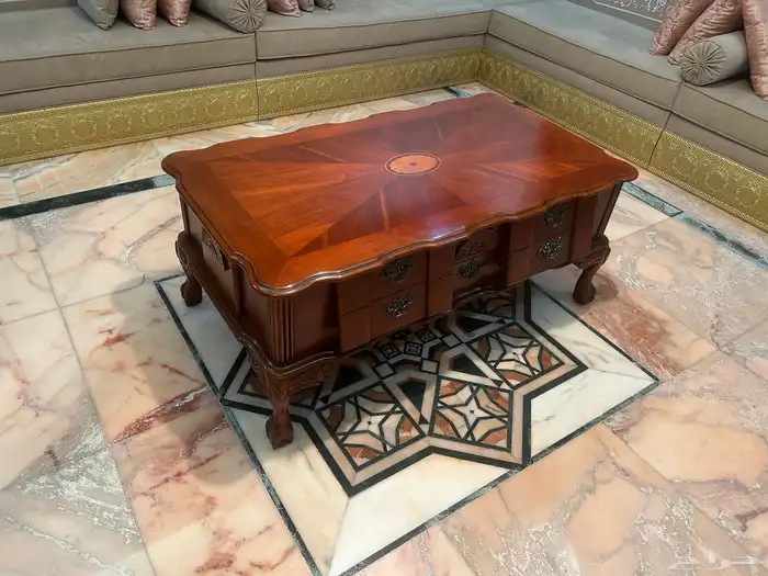 اثاث للبيع مع طاولة طعام 4