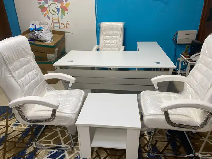 اثاث المكاتب طاولة مدرسة و طاولة اجتماعات و في كنب جلد 30