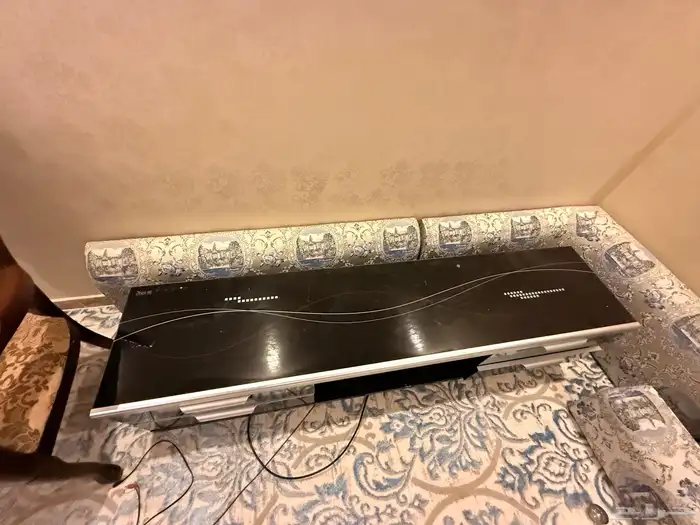 طاولة تلفزيون مترين نظيفة 1
