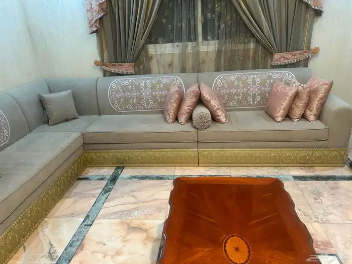 اثاث للبيع مع طاولة طعام 2