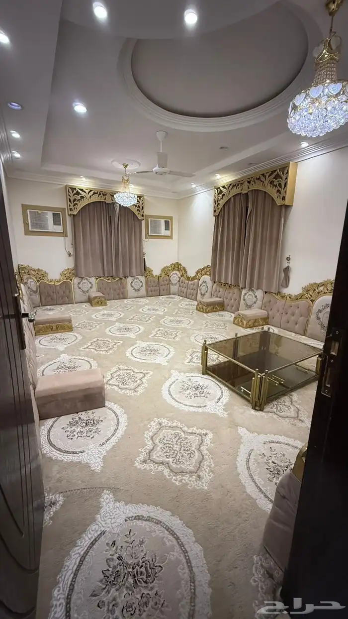 سجاد مع ستاير مع مساند مع طاوله للبيع 2