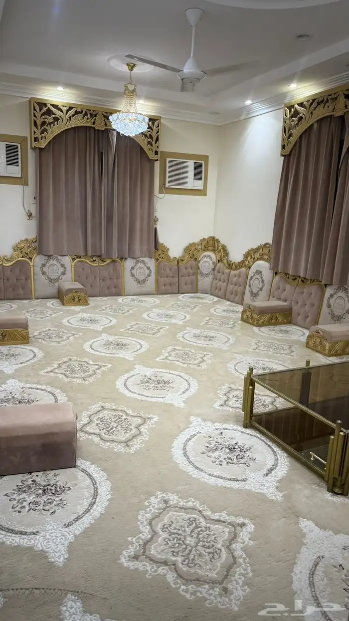 سجاد مع ستاير مع مساند مع طاوله للبيع 1