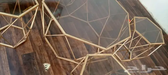 مجلس للبيع وطاولة مع اربع خدمات 0