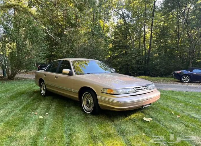 للبيع فاكتوريا موديل 1996 Ford crown victoria LX 3