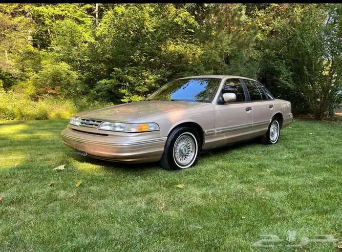 للبيع فاكتوريا موديل 1996 Ford crown victoria LX 2