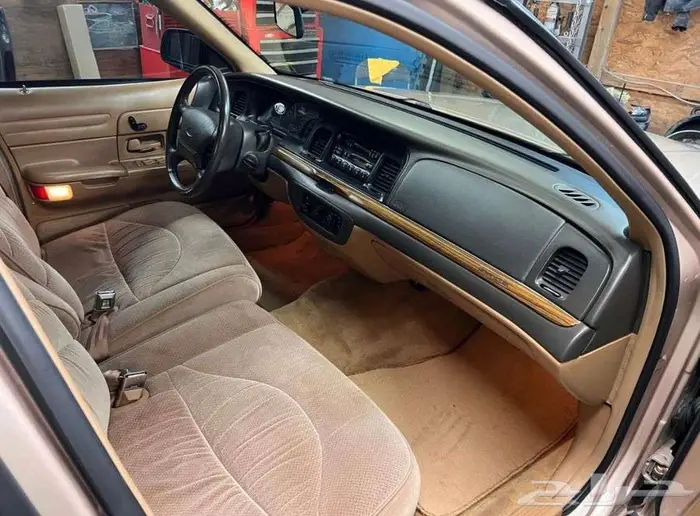 للبيع فاكتوريا موديل 1996 Ford crown victoria LX 10