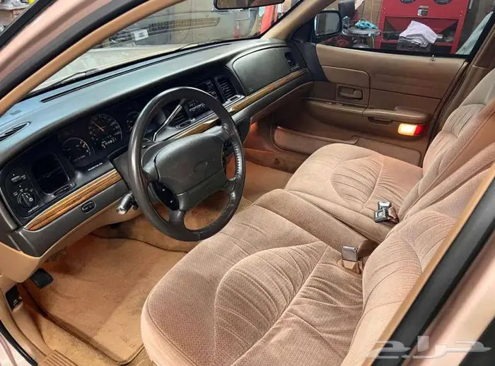 للبيع فاكتوريا موديل 1996 Ford crown victoria LX 9