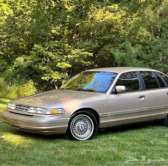 للبيع فاكتوريا موديل 1996 Ford crown victoria LX 1
