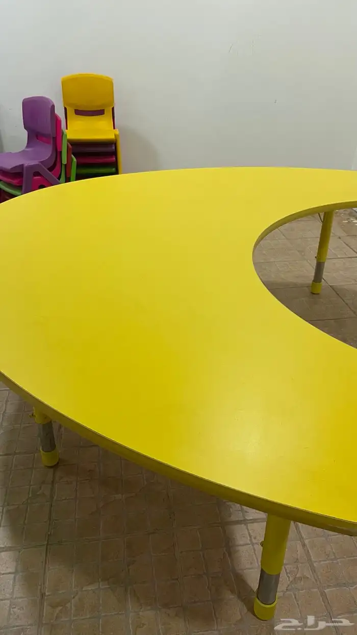 طاولة صفراء كبيرة للبيع بسعر 220 سبب البيع  لايوجد لها مكان 0