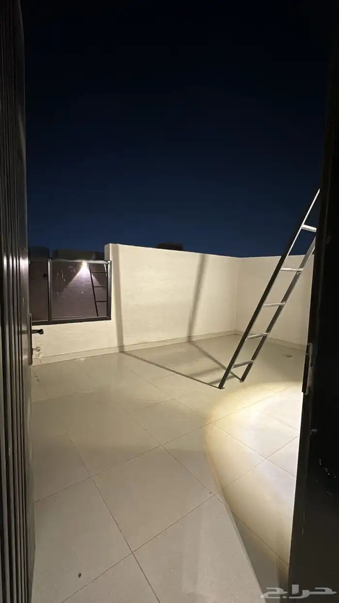 شقه بسطح حي اليرموك 1