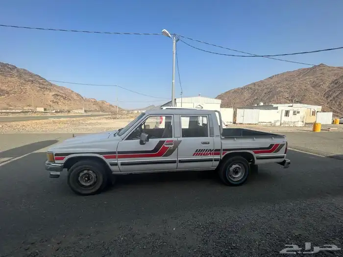 هايلوكس الموديل 87 نظيفه جميع محركاتها لايجي إلا الصامل 0