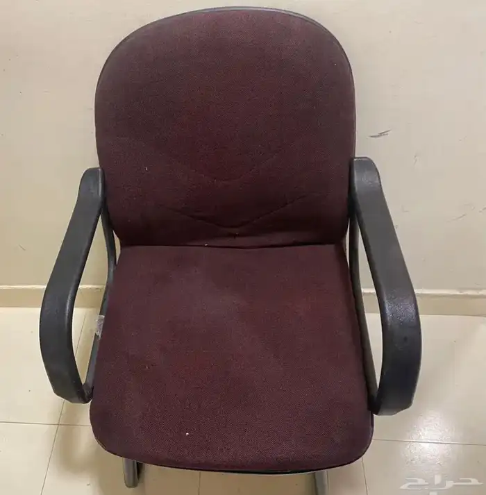 كرسي للبيع نظيف وخالي من العيوب 0