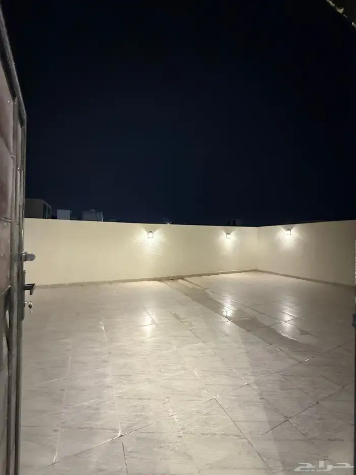 للبيع شقه ارضيه تشطيب فندقي ف حي المنسك ب 450الف 30