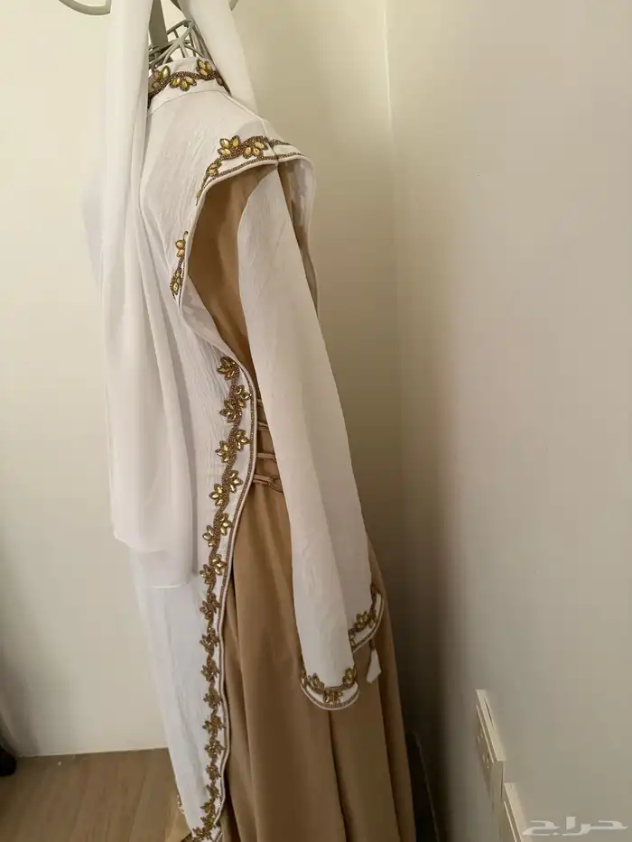 جلابيه والله جديده غير مستخدمه السبب المقاس 4