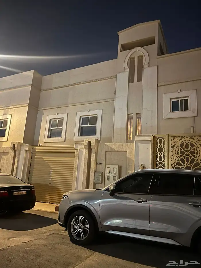 فيلا للبيع .. نظيفه مرممه 0