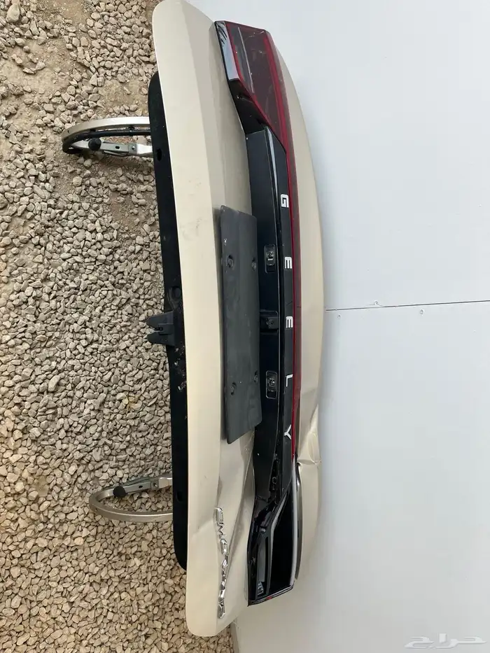 شنطه جلي موديل 2025مصدومه من فوق وباسطي مكسور مع اغراضها ل 6