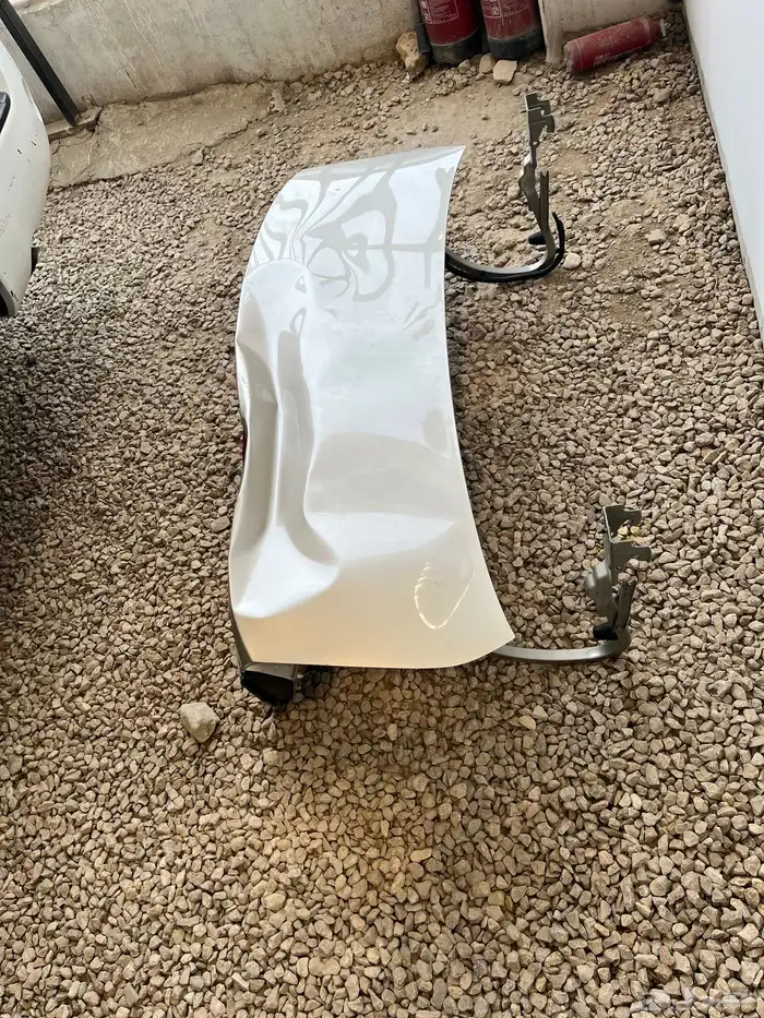 شنطه جلي موديل 2025مصدومه من فوق وباسطي مكسور مع اغراضها ل 2