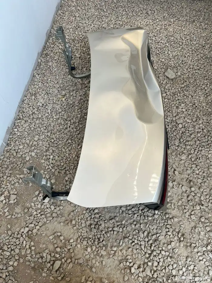 شنطه جلي موديل 2025مصدومه من فوق وباسطي مكسور مع اغراضها ل 3