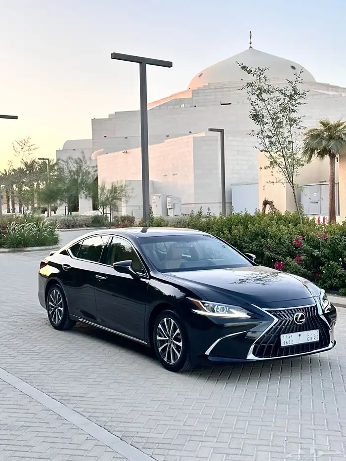 لكزس ES 350 2023 ممشى قليل بحالة الوكالة 1