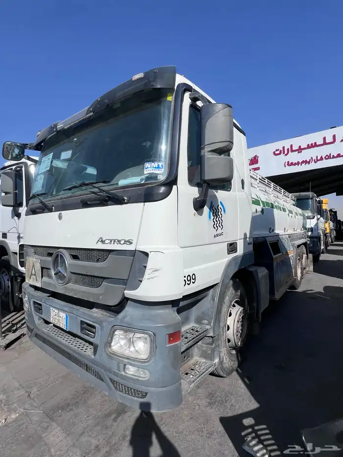 حراج معرض رائد للسيارات والشاحنات والمعدات كل يوم جمعة 25
