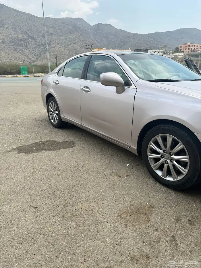 للبيع لكزس ES350 مع لوحة مميزة 17
