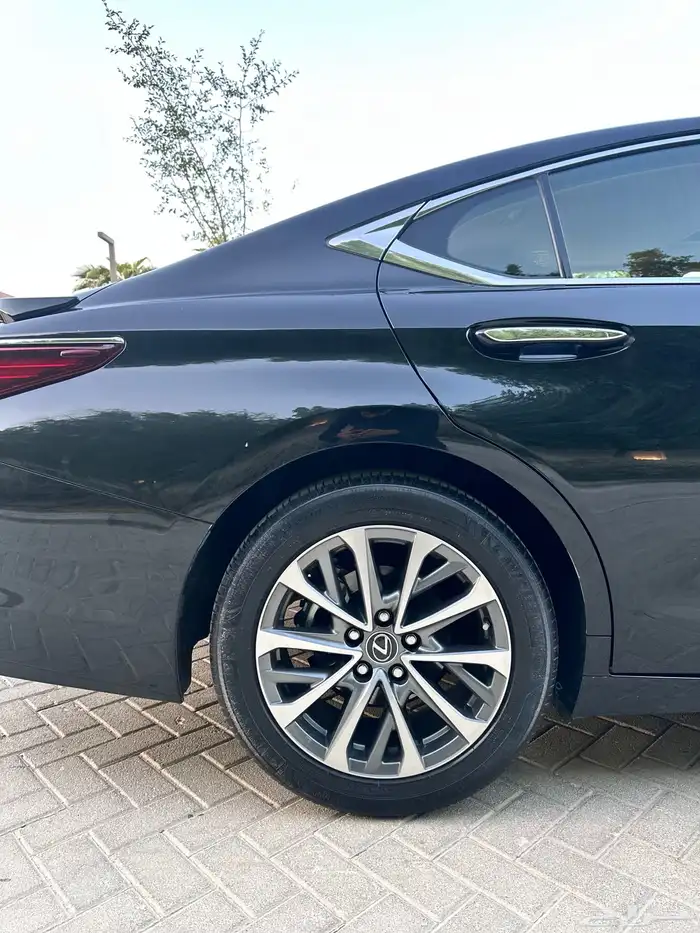 لكزس ES 350 2023 ممشى قليل بحالة الوكالة 80