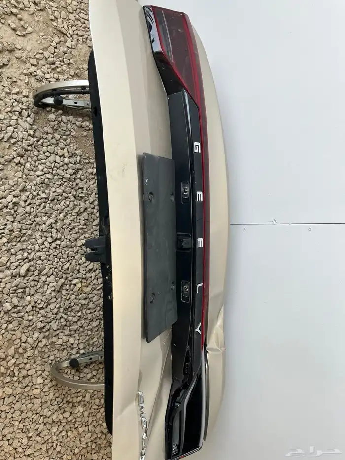 شنطه جلي موديل 2025مصدومه من فوق وباسطي مكسور مع اغراضها ل 0