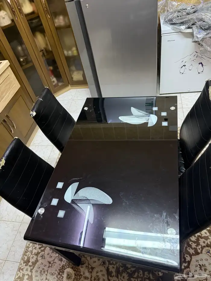 للبيع دولاب تلفزيون   طاوله طعام   كنب من ثلاث قطع 3