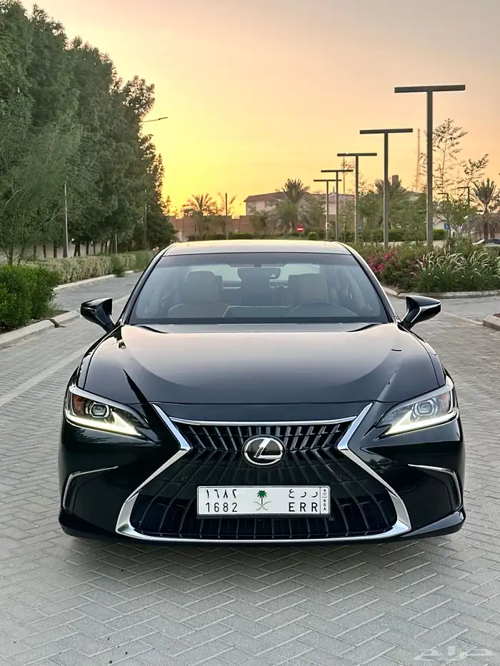 لكزس ES 350 2023 ممشى قليل بحالة الوكالة 10