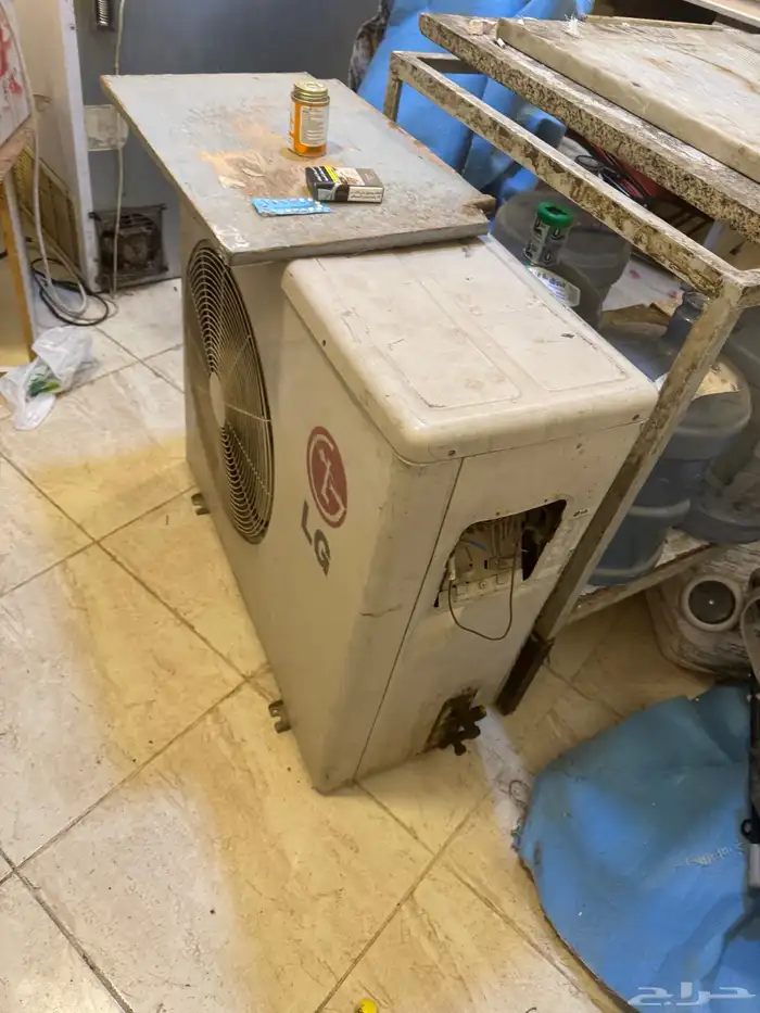 حلويات وعدة حلويات ومكيف للبيع وفريزرات 1