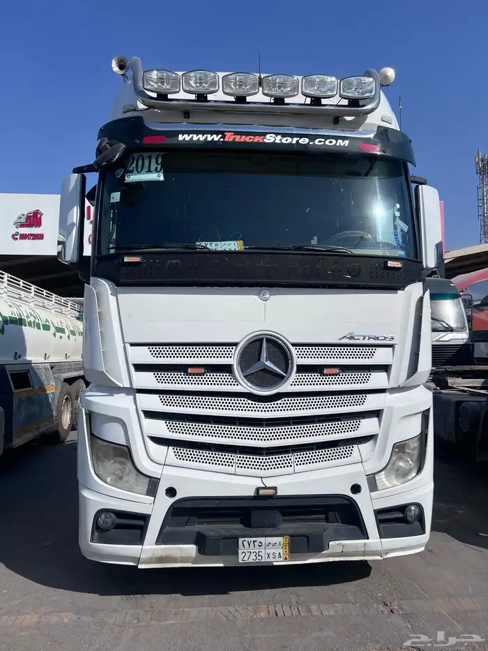 حراج معرض رائد للسيارات والشاحنات والمعدات كل يوم جمعة 1