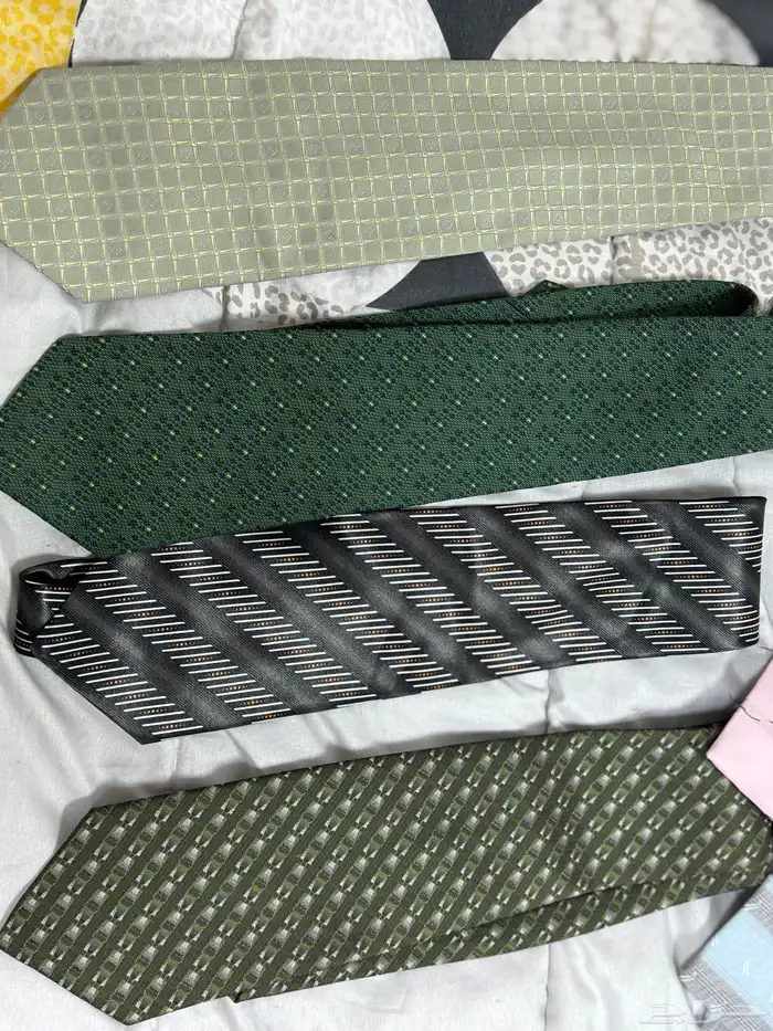 مجموعة كرافتات رجالي ربطات عنق) ماركات عالميه بحالة ممتازه 3