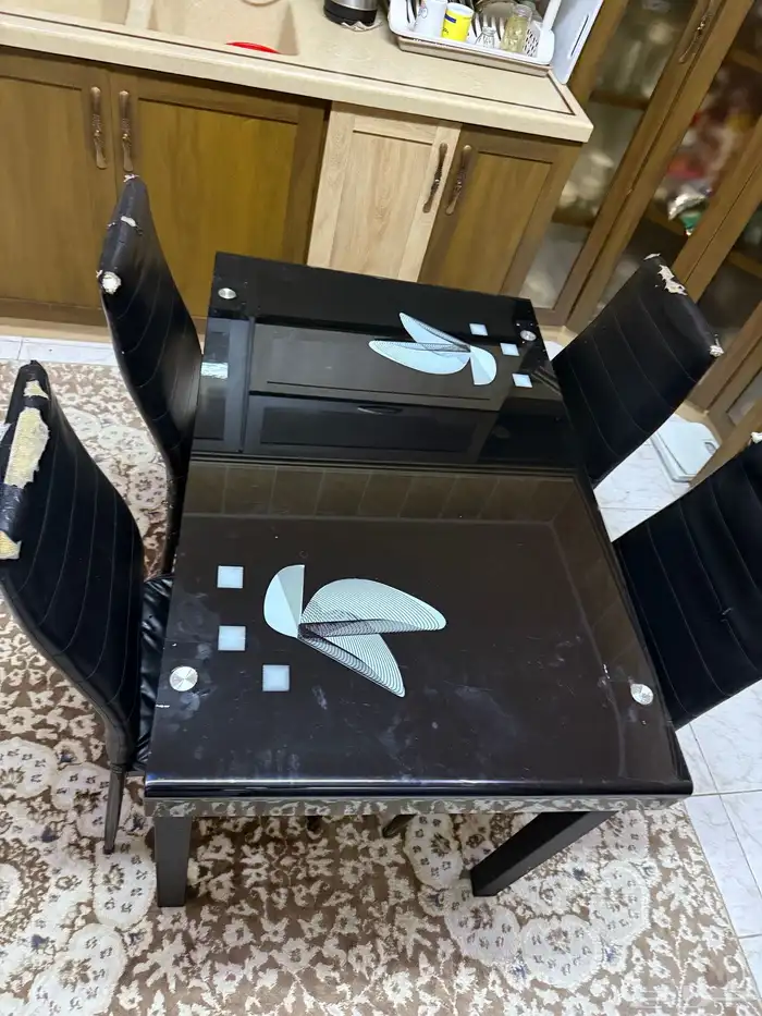 للبيع دولاب تلفزيون   طاوله طعام   كنب من ثلاث قطع 4