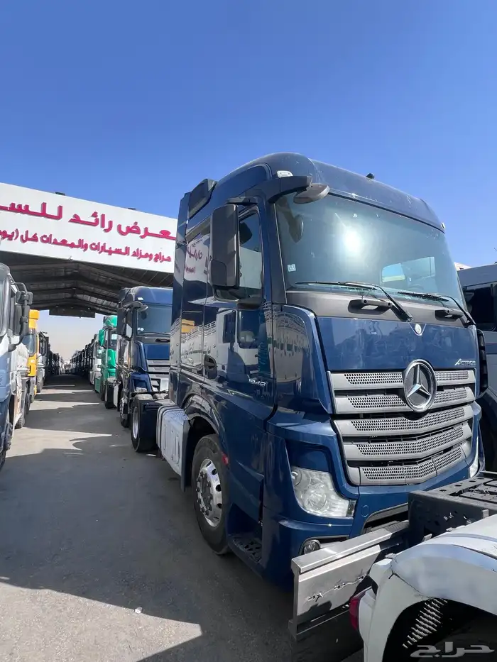 حراج معرض رائد للسيارات والشاحنات والمعدات كل يوم جمعة 3